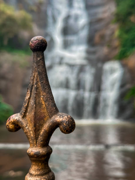 wodospad srebrnej kaskady, jeden z najpiękniejszych skarbów księżniczki stacji górskich, kodaikanal, tamil nadu. fokus ustawiony na ogrodzenie pierwszego planu. - silver cascade falls zdjęcia i obrazy z banku zdjęć