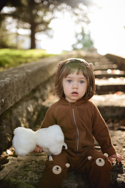 ritratto di un bambino su una scala. - pensive only baby girls baby girls baby foto e immagini stock