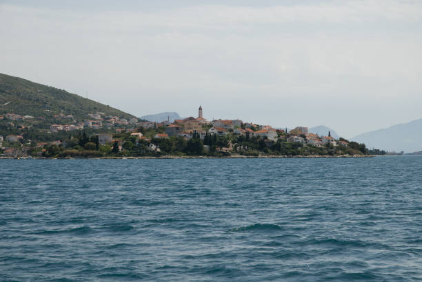 seget vranjica: una ciudad en croacia junto a trogir en el mar adriático. vacaciones en croacia - 7655 fotografías e imágenes de stock