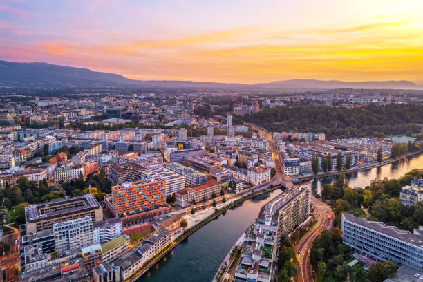 ginevra, svizzera vista dall'alto al crepuscolo - geneva switzerland night city foto e immagini stock