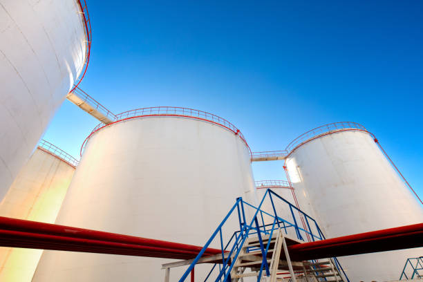 tanques e oleodutos de armazenamento de petróleo - fuel storage tank storage tank oil industry warehouse - fotografias e filmes do acervo