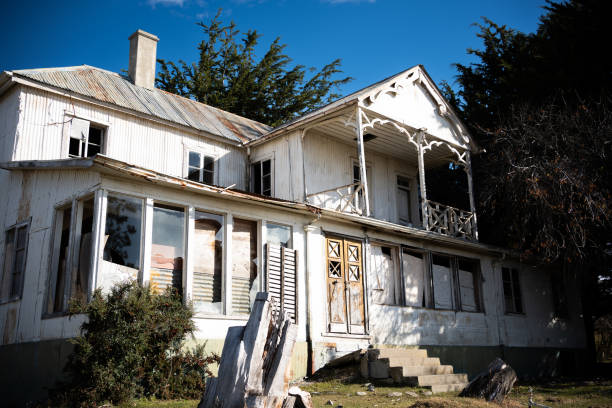 casa espeluznante abandonada - ausencia fotografías e imágenes de stock