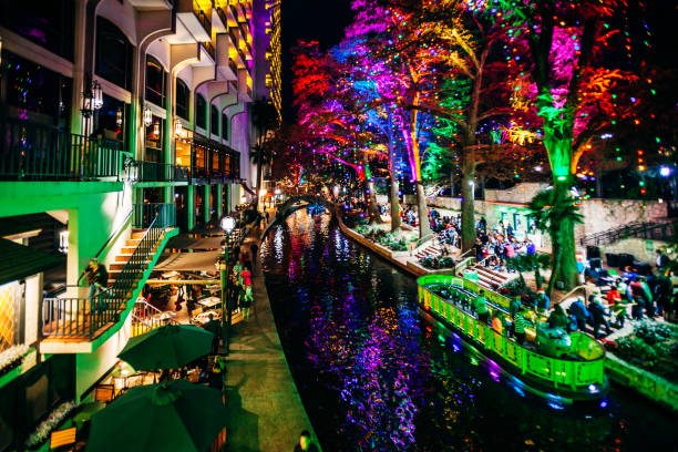 san antonio riverwalk bei nacht, texas - san antonio riverwalk downtown district river stock-fotos und bilder