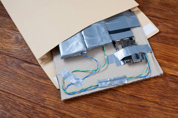 mail bomb ied - improvised explosive device with c4 and cell phone module in envelope - desminaje fotografías e imágenes de stock