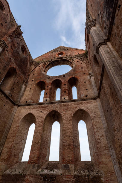 destroyed windows at the presbytery of of the abandoned cistercian monastery san galgano in the tuscany - san galgano stock-fotos und bilder