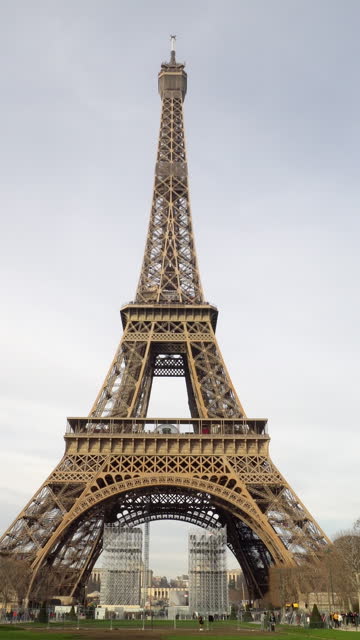 4k time lapse : Eiffel tower in Paris, France
