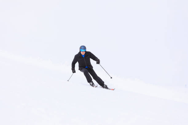 aktiver lebensstil, vital senior herren schneeskifahrer skifahren, genießen in skigebieten. skicarven mit hoher geschwindigkeit. - skiing point of view stock-fotos und bilder