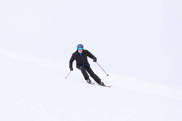 aktywny tryb życia, vital senior men narciarze śnieżni, cieszący się w ośrodkach narciarskich. jazda na nartach z dużą prędkością. - skiing point of view zdjęcia i obrazy z banku zdjęć