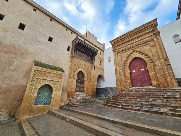 tor der madrassa und moschee in der medina von sale, marokko - salé city stock-fotos und bilder
