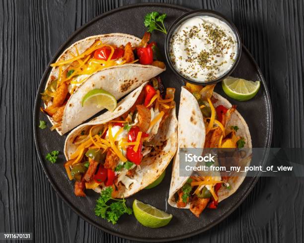 Baked Texmex Chicken Fajitas On A Plate Top View Hình ảnh Sẵn có - Tải xuống Hình ảnh Ngay bây giờ - Fajita, Tex-mex Food, Thịt gà