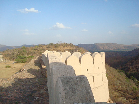 Built by Rana Kumbha in 15th century, Kumbhalgarh fort is famous for its second largest wall after the Great Wall of China. The fort is further declared a UNESCO World Heritage site. Having witnessed a large number of wars, the hill serves as the boundary that is unbreakable. The fort consists of a number of Hindu and Jain temples.The brilliant Kumbhalgarh fort is said to be the birthplace of Maharana Pratap.