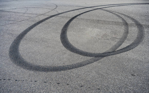 marcas de derrapagem de pneus em uma superfície de estrada - skidding accident car tire - fotografias e filmes do acervo