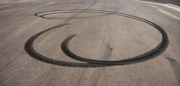 tire skid marks on a road surface - skidding accident car tire - fotografias e filmes do acervo