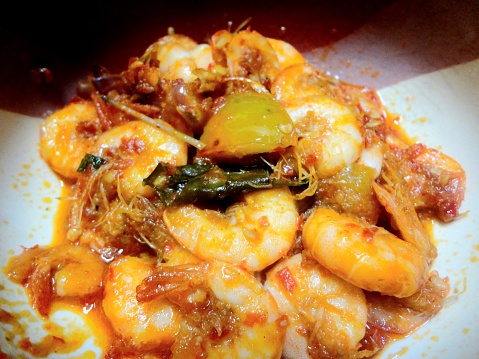 A close-up view of the spicy shrimps on the bowl.