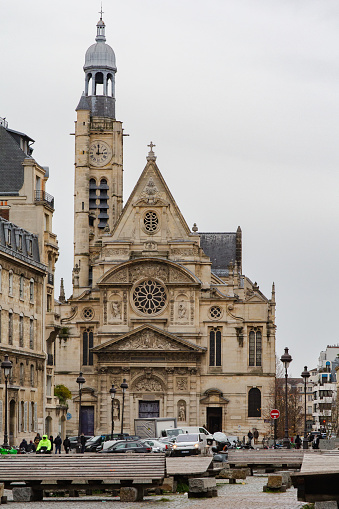 Iglesia de Saint Étienne du Mont, en el centro de París durante una nublada mañana de invierno
