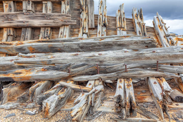 barco de madera en ruinas después de un naufragio - sailing ship shipping beached industrial ship fotografías e imágenes de stock