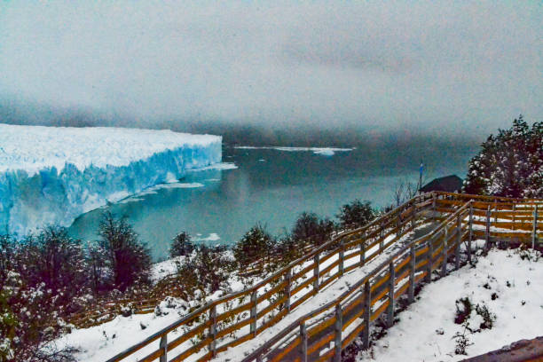 Photograph taken in winter in Los Glaciares National Park located in the province of Santa Cruz, Argentina. In the shot you can see the Perito Moreno Glacier and the park's walkway.