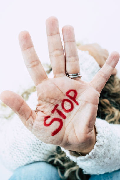 concetto di festa della donna e stop alla violenza di abuso sulle persone femminili - primo piano della mano con stop scritto su - bullying family violence domination foto e immagini stock