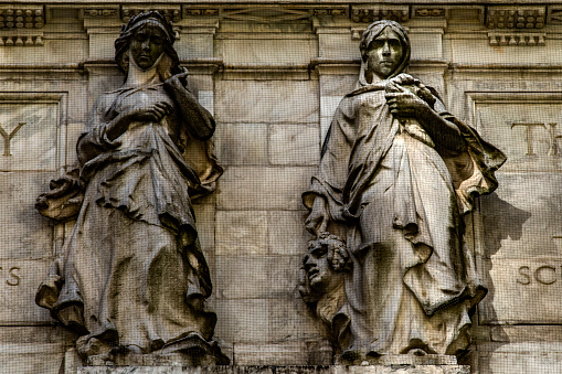 Manhattan monument and statues, which adorn the facade of the Big Apple Public Library. It is an icon in the world.