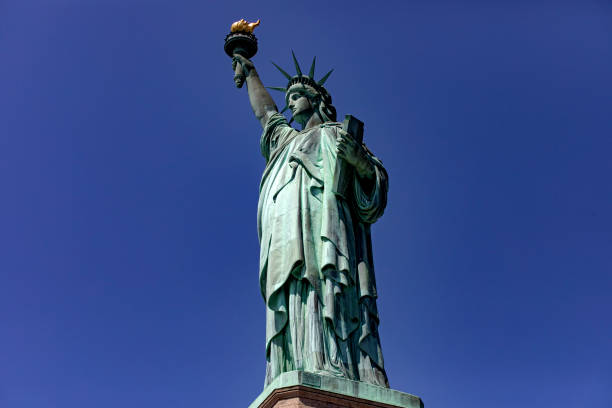 the lady of new york (usa) is the name given to the statue of liberty. - statue apple roman sculpture stock-fotos und bilder