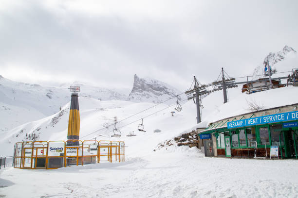 gondelstation am gletscher in hintertux - österreich - skiing point of view stock-fotos und bilder