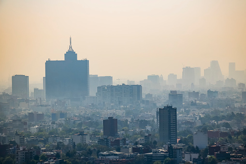 Panoramic view of Mexico City (CDMX) during the thermal inversion phenomenon, which caused strong environmental pollution. You can see the building that currently houses the World Trade Center in Colonia Napoles.