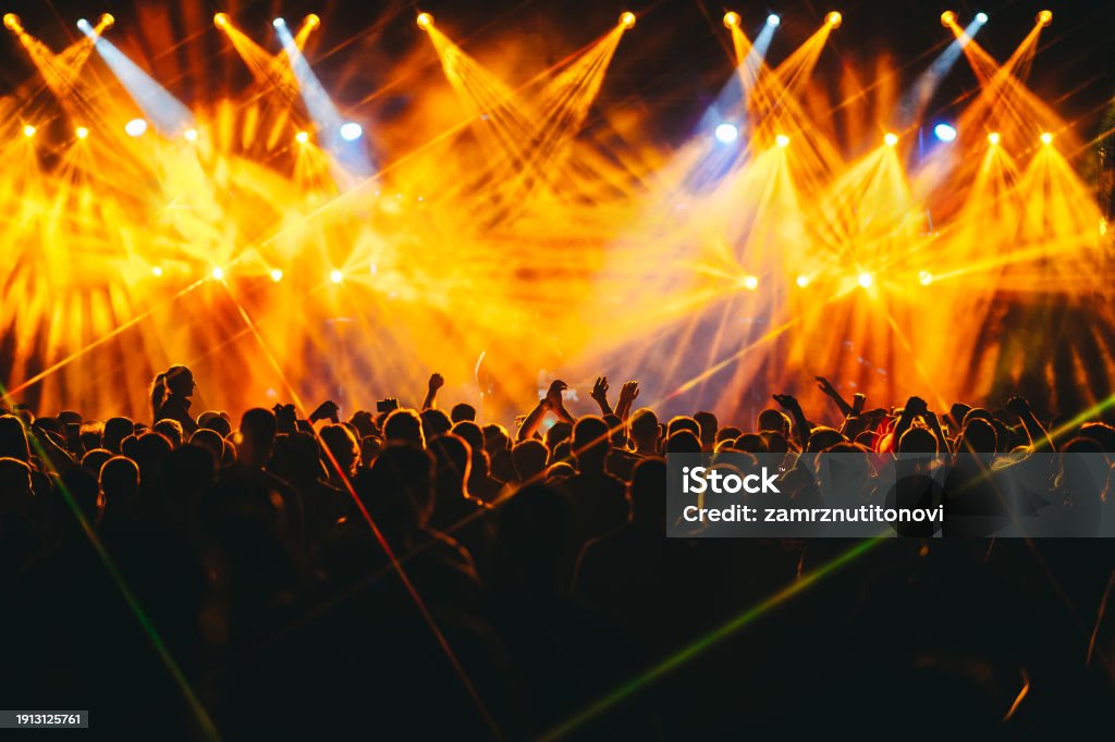 Hình bóng của những người nhảy múa và giơ tay tại lễ hội mùa hè ngoài trời. - Trả phí Bản quyền Một lần Đám đông Bức ảnh sẵn có Hình bóng của những người nhảy múa và giơ tay tại lễ hội mùa hè ngoài trời. - Trả phí Bản quyền Một lần Đám đông Bức ảnh sẵn có