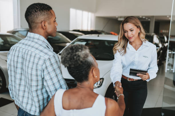 buy a car - car old african descent car salesperson 뉴스 사진 이미지