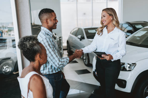 buy a car - car old african descent car salesperson imagens e fotografias de stock