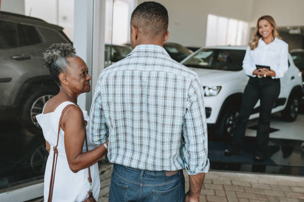 buy a car - car old african descent car salesperson zdjęcia i obrazy z banku zdjęć