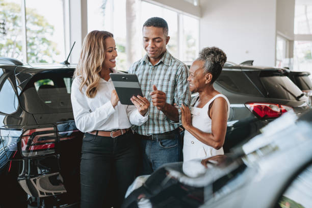 buy a car - car old african descent car salesperson stock-fotos und bilder