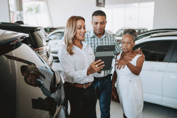 buy a car - car old african descent car salesperson stock-fotos und bilder