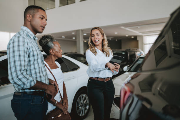 buy a car - car old african descent car salesperson zdjęcia i obrazy z banku zdjęć