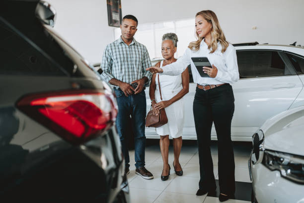 buy a car - car old african descent car salesperson 뉴스 사진 이미지