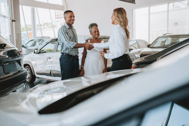 buy a car - car old african descent car salesperson zdjęcia i obrazy z banku zdjęć