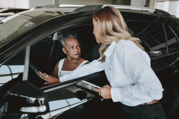 seniorin kauft auto - car old african descent car salesperson stock-fotos und bilder