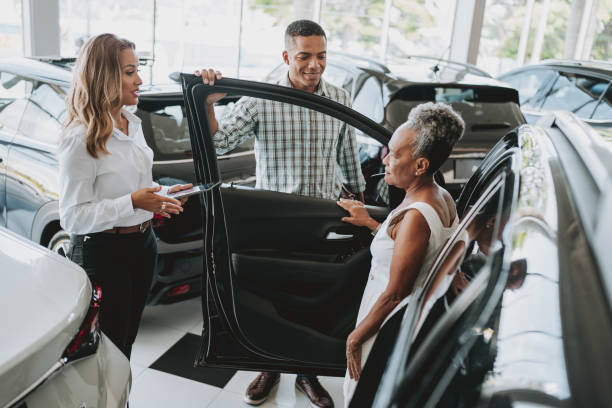 buy a car - car old african descent car salesperson stock-fotos und bilder