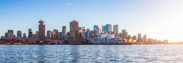 canada place und gebäude in der innenstadt von coal harbour, vancouver, bc, kanada - scenics skyline panoramic canada place stock-fotos und bilder