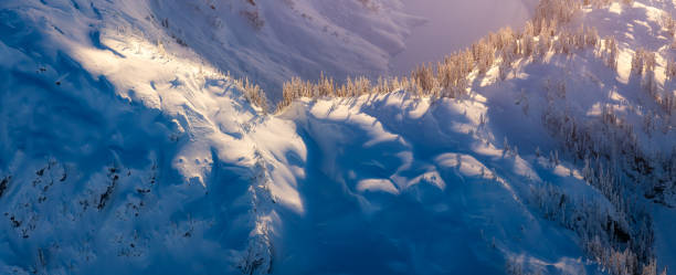 snow covered mountain top. canadian winter landscape nature background - cliff mountain winter snow zdjęcia i obrazy z banku zdjęć