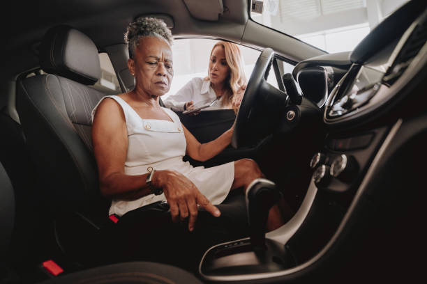 senior woman buying car - car old african descent car salesperson imagens e fotografias de stock