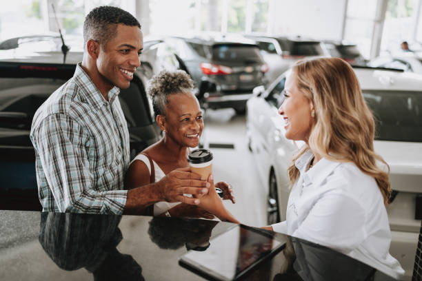 고객에게 커피를 제공하는 자동차 판매원 - car old african descent car salesperson 뉴스 사진 이미지