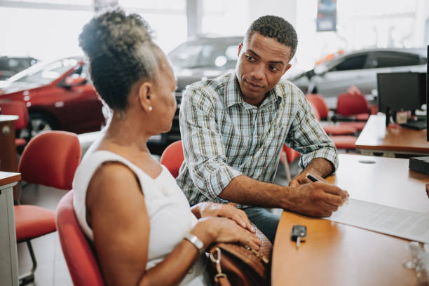 kupno samochodu poprzez podpisanie umowy - car old african descent car salesperson zdjęcia i obrazy z banku zdjęć