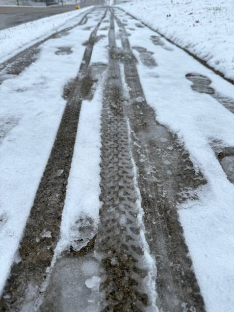 istock Tire tracks in fresh snow 1913488099