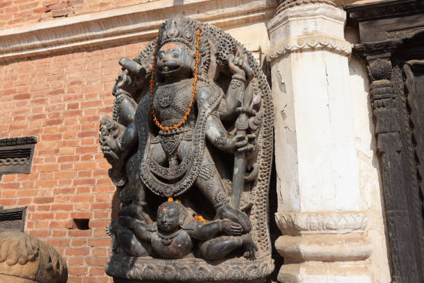 bhaktapur durbar 광장, 네팔에서 hanuman의 오래 된 돌 동상 - hanuman dhoka 뉴스 사진 이미지