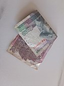 kambodschanische-5000-riel-banknoten-auf-wei%C3%9Fem-keramiktisch.jpg?b=1&s=170x170&k=20&c=SOiPe4csRt5P9IUiRtN2RWrMlGLFKEFDW12S6TgETjc=