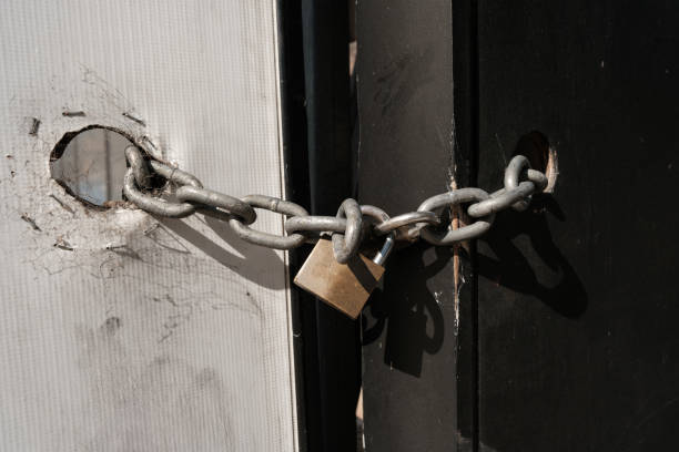 cadeado marrom velho desbotado e corrente em um portão de madeira - lock padlock steel closing - fotografias e filmes do acervo