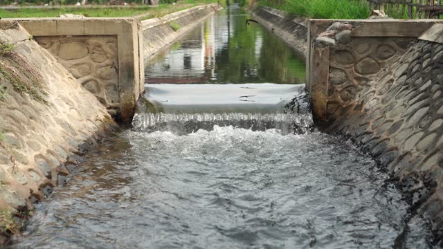 water flowing over the dam