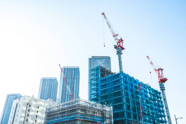 construction with cranes in tokyo - obras fotografías e imágenes de stock