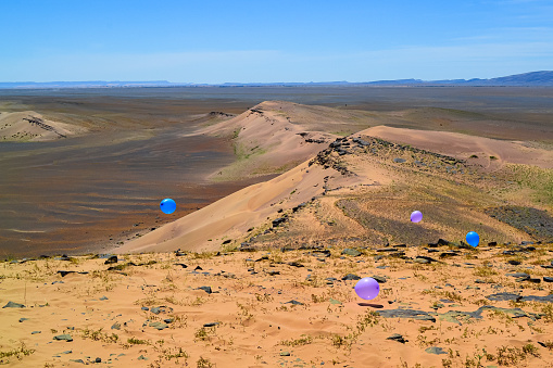 Balloons in the sand dunes of the Erg Chebbi Desert, Marruecos