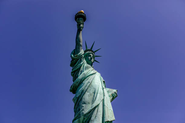 la statue de la liberté avec sa couronne tenant sa torche, symbole démocratique de new york (usa). - statue apple roman sculpture photos et images de collection